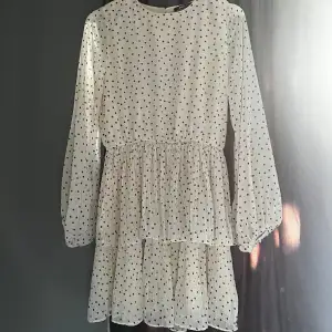 Säljer denna superfina klänning ifrån Gina tricot! perfekt till sommaren 🤍 använd endast 2 gånger 