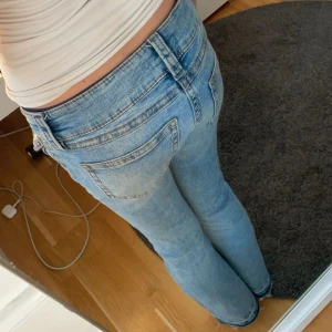 Super snygga blåa jeans - Gina young, de är storlek 164 fast klippta från insidan som gör att de är minst 1.5 cm längre. Säljer för att de är för korta för mig, väldigt nya 😽