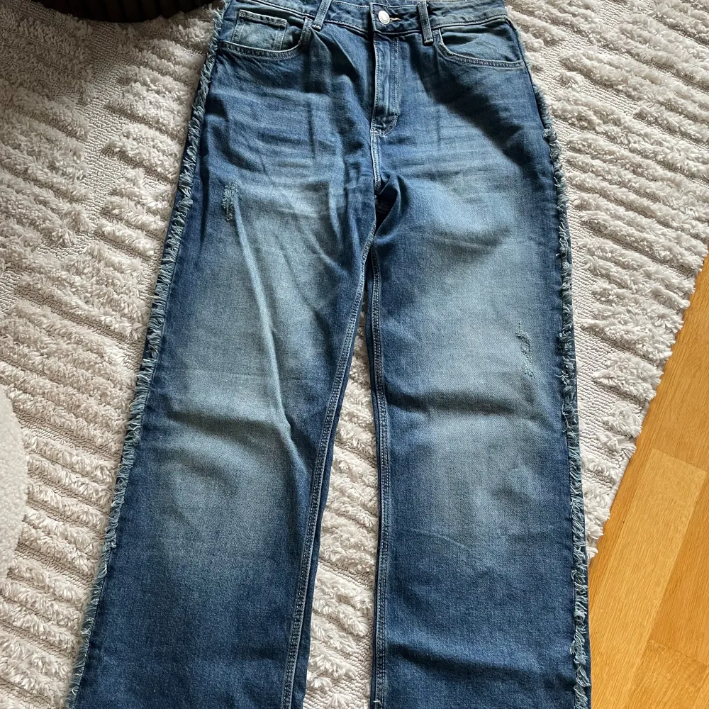 Mörkblåa bootcut jeans med fransar i sidan.  Använda 1 gång.  Storlek 170 men passar mig som vanligtvis har 36 och är 165cm lång. 💙. Jeans & Byxor.