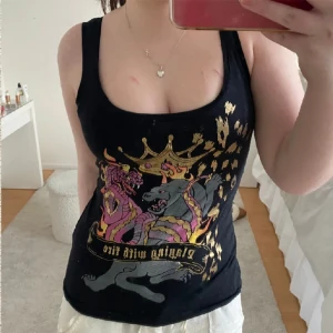 Y2k linne topp - Jättefint linne i fint skick men är gammal från Gina!! Passar nog alla från xs-M. 