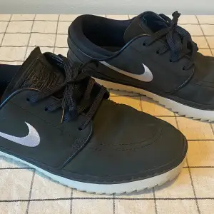 Bra skick, snygga janoski golf skor av Nike. Vattentäta. Finns litet hål på insida häl (höger) som ej märks av.  Hojta till vid frågor 🙏🏼