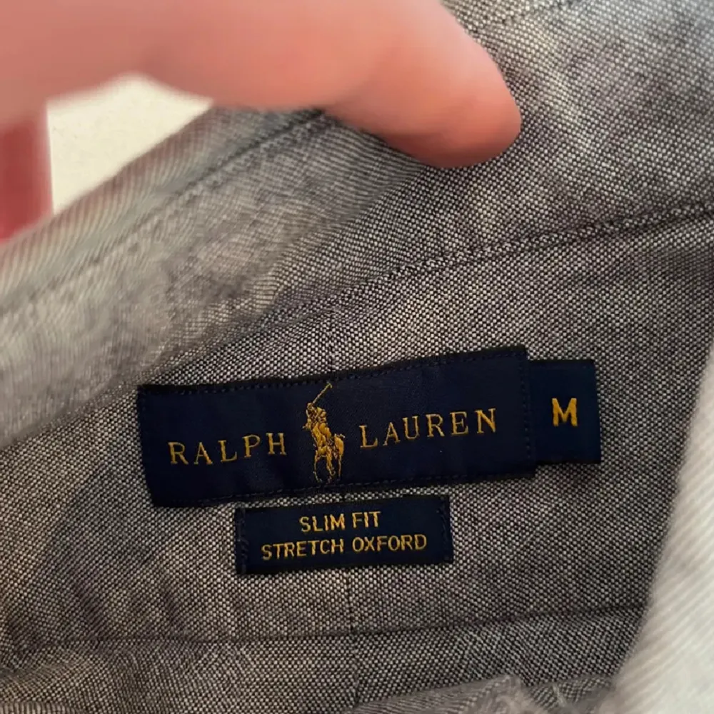 Säljer denna riktigt snygga Ralph Lauren skjortan! Står att det är storlek M men skulle säga att den sitter som en S! Skjortan är knappt använd och i riktigt bra skick! Pris kan förhandlas vid snabb affär!. Skjortor.