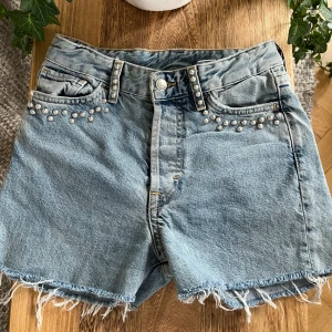Ljusblå shorts - Säljer mina Levis 501-inspirerade jeansshorts. Storlek W25, vilket motsvarar typ XS/S. Midjemåttet är 36cm rakt över. Använda men bra skick.