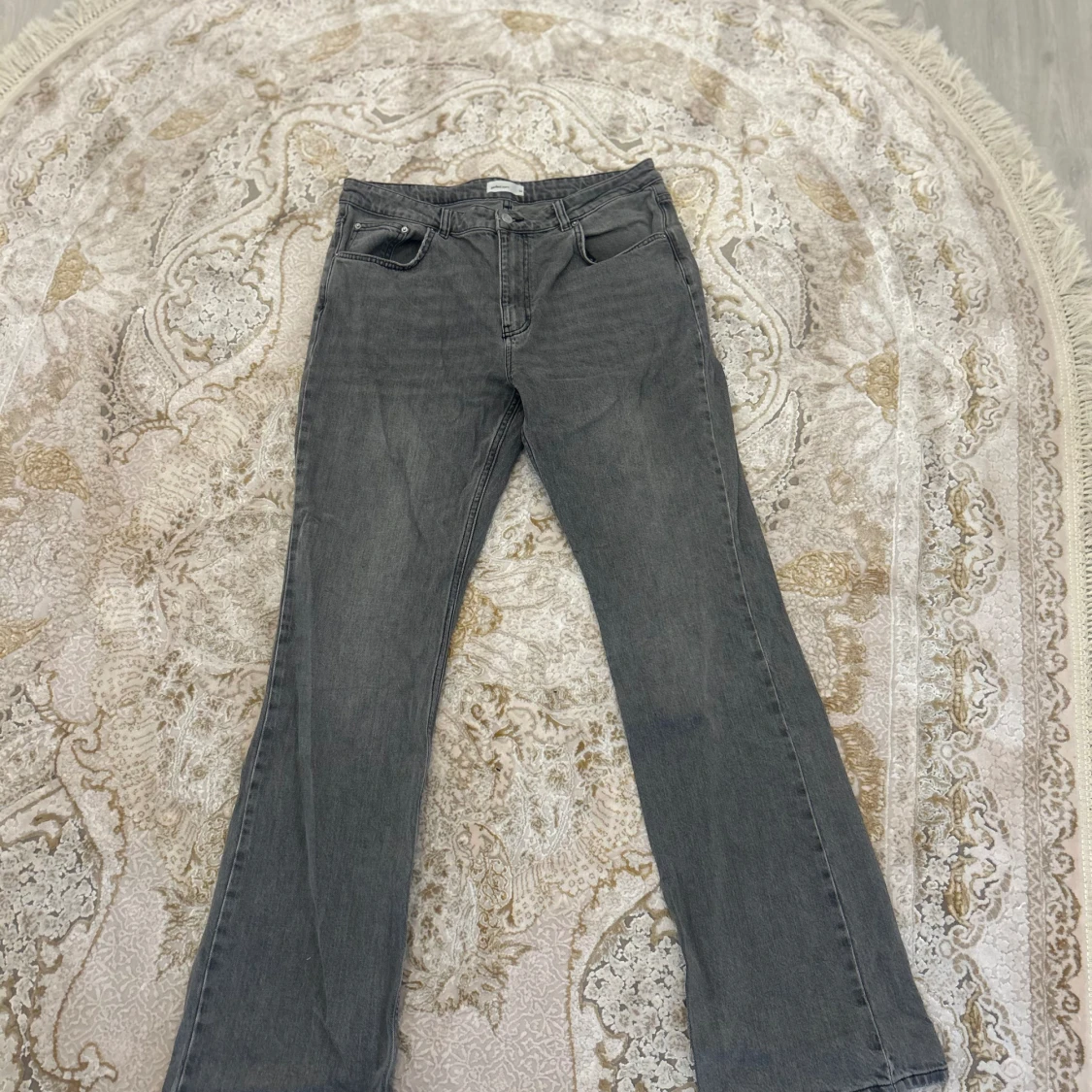 Gråa jeans