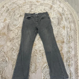 Gråa jeans  - Ett par gråa jeans som är använd ett par gånger. Tyvärr är dem lite slitna vid fötterna på grund av att dem är långa. Men annars är i bra skick och är i storlek 44