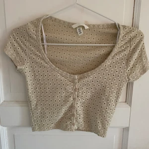 Beige topp - Beige topp från H&M. Nästan aldrig använda och i bra skick. 💗
