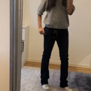 Lowwaist jeans - Jätte fina lowrise jeans från base i storlek 38. Köptes för 600kr men säljer för 340kr. Säljer pga att de är för stora för mig och långa. Kontakta för fler bilder. Färgen är i mörkblå/svart. 