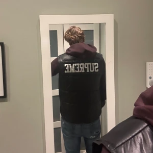 Supreme x champion vest  - Tja säljer denna supreme x Champion puffer vest i storlek L som är jävligt fet  Modell är 190cm  Nypris ligger runt 500€ Självfallet ÄKTA Bara hör av sig vid eventuella funderingar eller frågor!