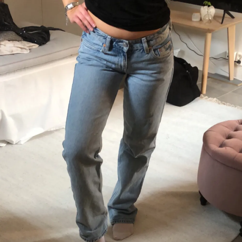 Ett par lågmidjade snygga och sköna jeans från weekday i modellen arrow. Är i superfint skick! Kontakta om det är något du undrar över💕. Jeans & Byxor.