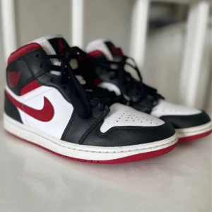 Nike Air Jordan Gym Red 1 - Sparsamt använda, se bilder. Storlek 40,5