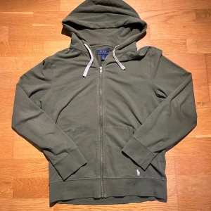 Ralph Luaren Zip - WUnik och stilren zip från välkända märket raplh Luaren! Nypris: 1300 kr kr på nylman. Storlek: S. Kan alltid diskutera pris vid snabbaffär 😀