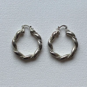 Silvriga örhängen - Silvriga örhängen köpta second hand