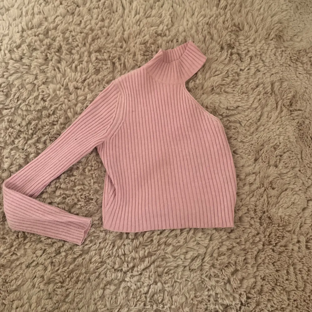 Säljer denna rosa en-ramade långärms tröjan, sparsamt använd. Skriv vid minsta lilla frågor eller fler bilder🩷 pris kan diskuteras.. Tröjor & Koftor.