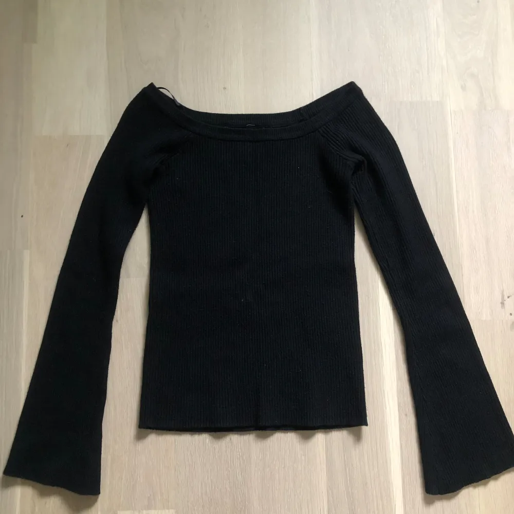 Jättesnygg svart off-sholder tröja med utsvängda armar. Från BikBok men säljs inte längre. Passar XXS-S. Tröjor & Koftor.
