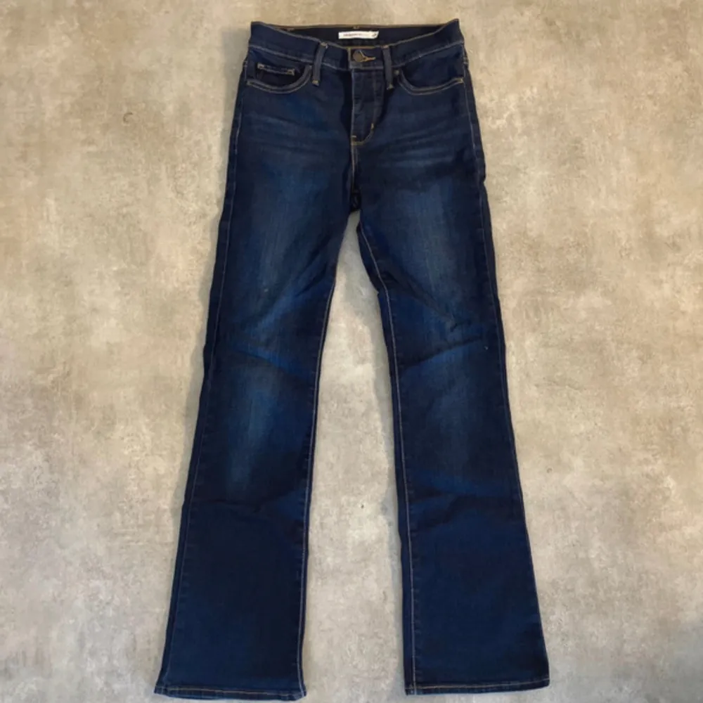 Säljer dessa mörkblåa jeans. Innerbenslängden är 72cm och storleken är 26, alltså XS ungefär men dom är stretchiga💗. Jeans & Byxor.
