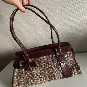 Mindre brun vintage handväska i bra skick med fyra inre fack varav två med dragkedja. Frakt ingår inte☺️