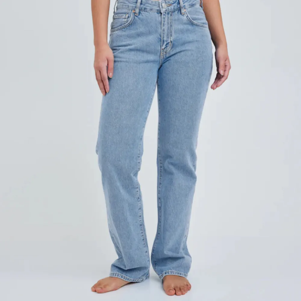 Jeans från bikbok köpta för 699kr. OBS sytt upp dom, och passar mig som är 1,60 cm! Priset kan diskuteras 💕  . Jeans & Byxor.