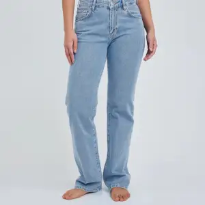 Jeans från bikbok köpta för 699kr. OBS sytt upp dom, och passar mig som är 1,60 cm! Priset kan diskuteras 💕  