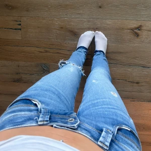 Pepe Jeans - Tredniga Pepe Jeans utan några defekter i modellen straight. Sitter perfekt på mig som är 175 cm. Innerbenslängd: 89 cm Midjemått: 40 cm rakt över. Sitter perfekt på mig som brukar ha 36 i jeans. Skriv om ni har några frågor. 🫶🏻