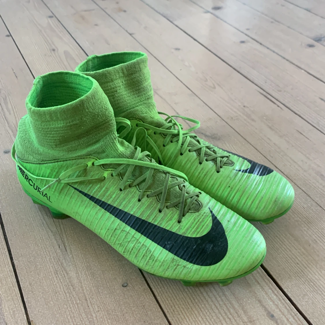 Säljer mina gröna nike fotbollsskor då jag växt ur dom, pris kan diskuteras.
