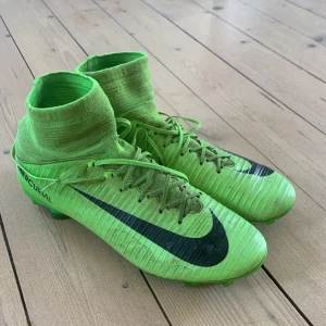 Säljer mina gröna nike fotbollsskor då jag växt ur dom, pris kan diskuteras. - De är använda men i bra skick fortfarande.