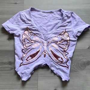 Crop top - Söt ljuslila crop top med fjärilsprint🦋