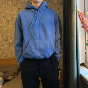 Hoodie - Blå Hoodie i strl S men oversized och sitter som en medium