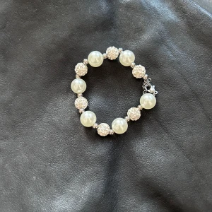 Armband med pärlor  - Armband med pärlor 