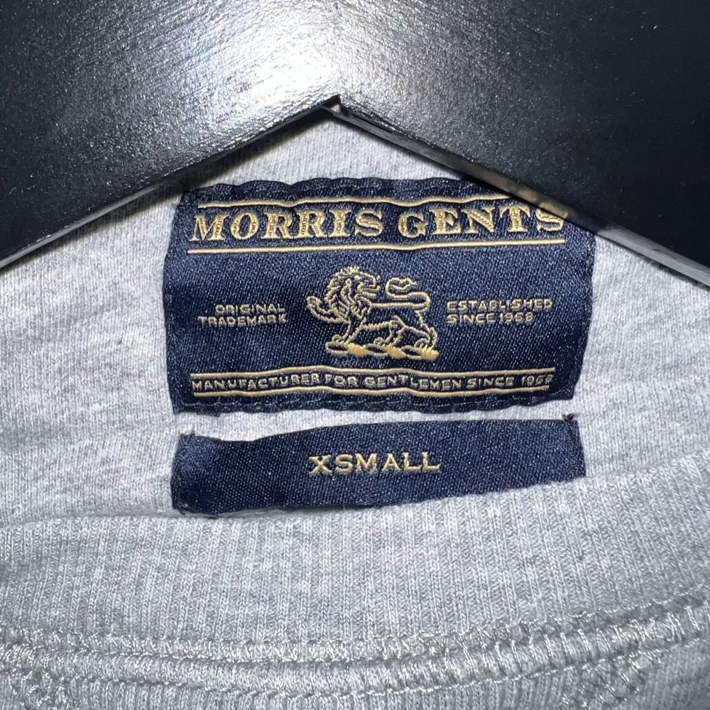 Snygg Morris sweatshirt med lite old money stil! Skick 9/10 men en har ett litet hål som knappt syns! Passar xs-m Pris går att diskuteras!. Hoodies.