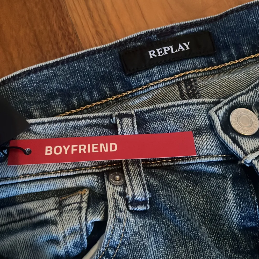 Ett par Replay jeans som var för stora det köptes är helt nya aldrig använda. Lite baggy typ av jeans     . Jeans & Byxor.