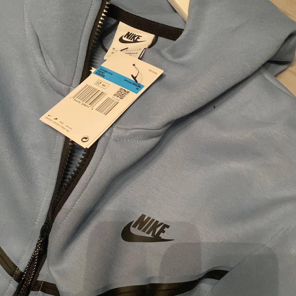 En ljusblå Nike tech zip som passar storlek M/L. Tröjor & Koftor.