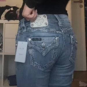 Miss me jeans Flared  - Säljer mina flared miss me jeans💕💕 nypris- ca 1999. Ge prisförslag❤️