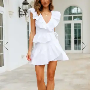 Jättefin vit klänning nu inför studenten. Oanvänd och endast testad. Den är från Hello Molly och kostade 1100kr nypris❤️