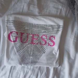 Guess tshirt - Jätte söt tshirt perfekt till sommaren.