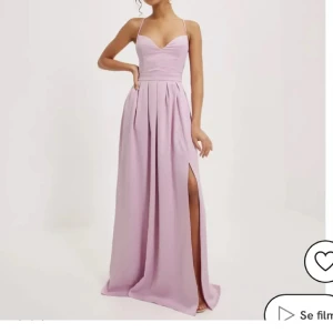 Balklänning  - Sjukt fin balklänning från Nelly. Köpt på Plick då den bara var använd en gång. Säljer för den ej passa. Skriv för fler bilder