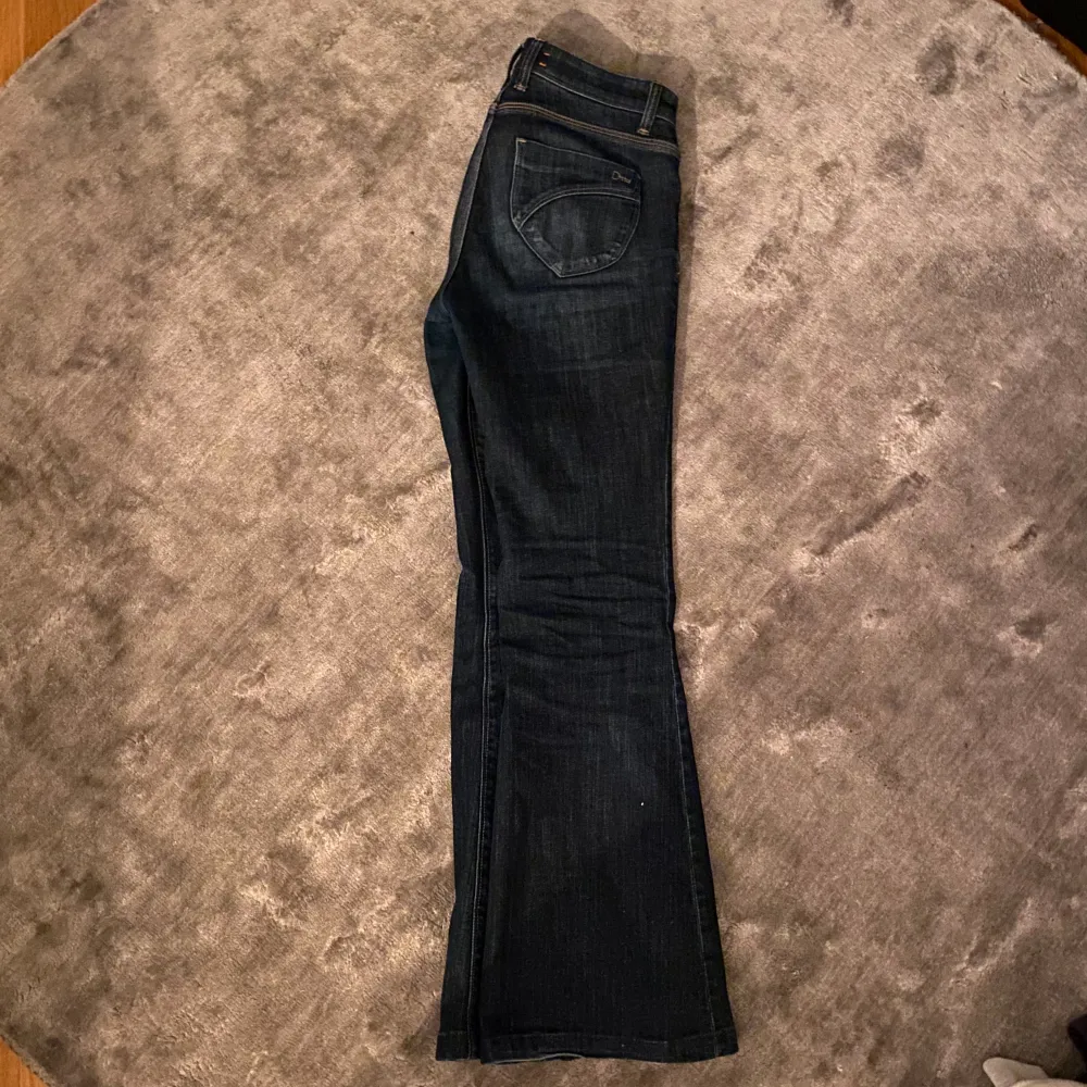 Otroligt snygga bootcut jeans! Inga defekter. Jeansen är i storlek 26. Ställ gärna frågor om ni har några 💗💗. Jeans & Byxor.
