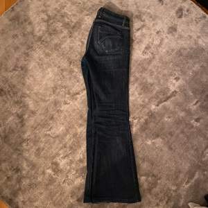 Otroligt snygga bootcut jeans! Inga defekter. Jeansen är i storlek 26. Ställ gärna frågor om ni har några 💗💗