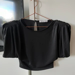 Adoore top  - Super smickrande adoore top i strl 34, helt ny med prislapp på. Slutsåld på hemsidan 