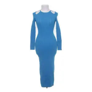 Mönsterstickad blå klänning Sitter fint på kroppen Endast testad  Från Zara ❤️