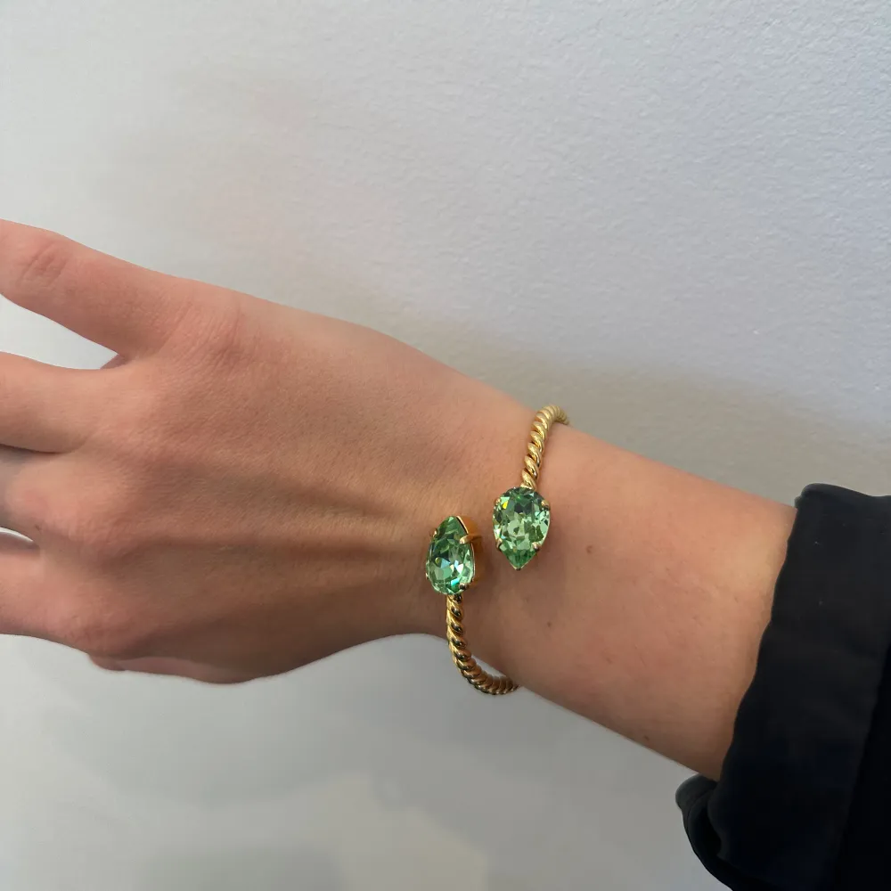 Säljer detta fina armbandet från Caroline Svedbom i färgen Peridot / Gold. De har inga defekter ⭐️. Accessoarer.