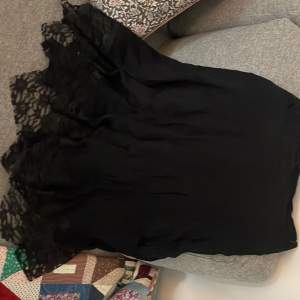 En svart spetskjol köpt för något år sedan på en secondhand i Stockholm. Den är aldrig använd sedan dess köp och har typ bara hängt där i garderoben då den är för liten för mig. Kjolen är i storleken 1 vilket jag skulle säga motsvarar runt S.