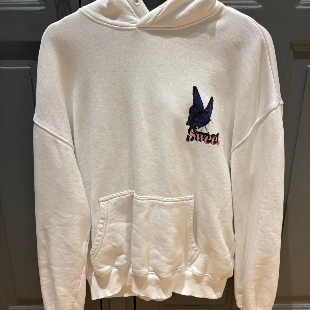Vit hoodie från sweet sktbs i storlek Xs. Säljer för 200kr + frakt💕. Hoodies.