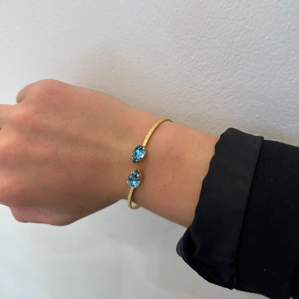 Säljer detta fina armbandet från Caroline Svedbom i modellen Petite drop bracelet i färgen aquamarine / Gold🩵inga defekter . Accessoarer.