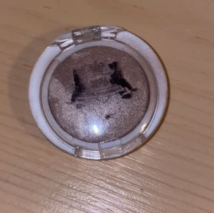 Ögonskugga - En liten ögonskugga.