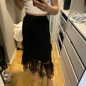 Kjol - Säljer min svarta kjol från SisterS, använd max tre gånger. 