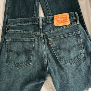Säljer mina lowwaist Levis jeans som jag köpte av chansning ifrån beyond netro för 490kr. Byxorna är för små för mig och har därför aldrig använts. Hör av er för mer frågor eller bilder!❤️