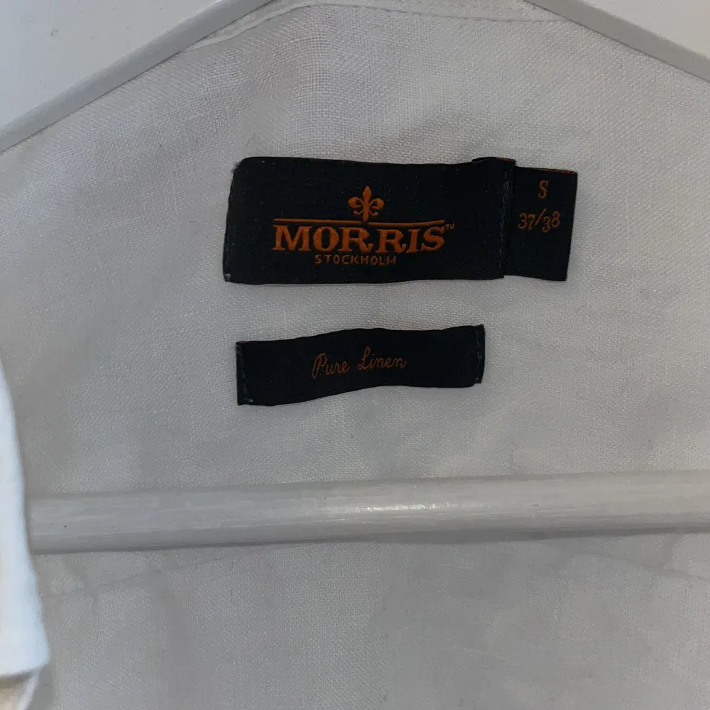 Säljer denna sjysta linneskjorta från Morris! Den är använd men i utmärkt skick! Pris 449kr, size smal! . Skjortor.
