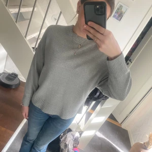 Stickad tröja från h&m - (Pris kan sänkas!!!!) Säljer en fin stickad tröja från h&m som inte längre går att köpa (tror jag)💗 Färgen är lite svår att tolka men skulle säga ljus blå/grå Strl S men passar M oxå Har knappt använt den så nästan som ny💕