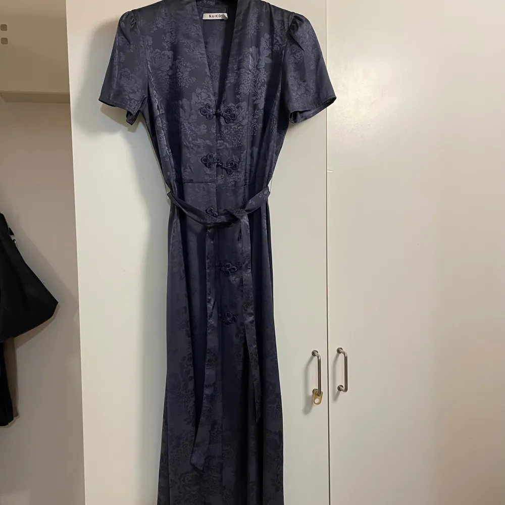 Tie Waist Jacquard Satin Dress i storlek 36. Använd endast en gång så i princip som ny. Originalpris 699 kr. Lilablå färg.. Klänningar.