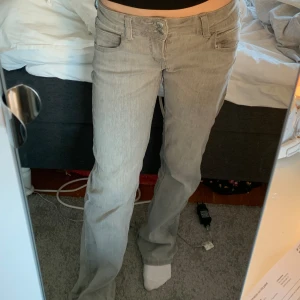 Gråa jeans  - Dessa köpte jag på Plick i Storlek 158 men dom känns som 164/170 ,alltså dom är för stora på mig som är 160 och dom sitter lite pösigt 💝